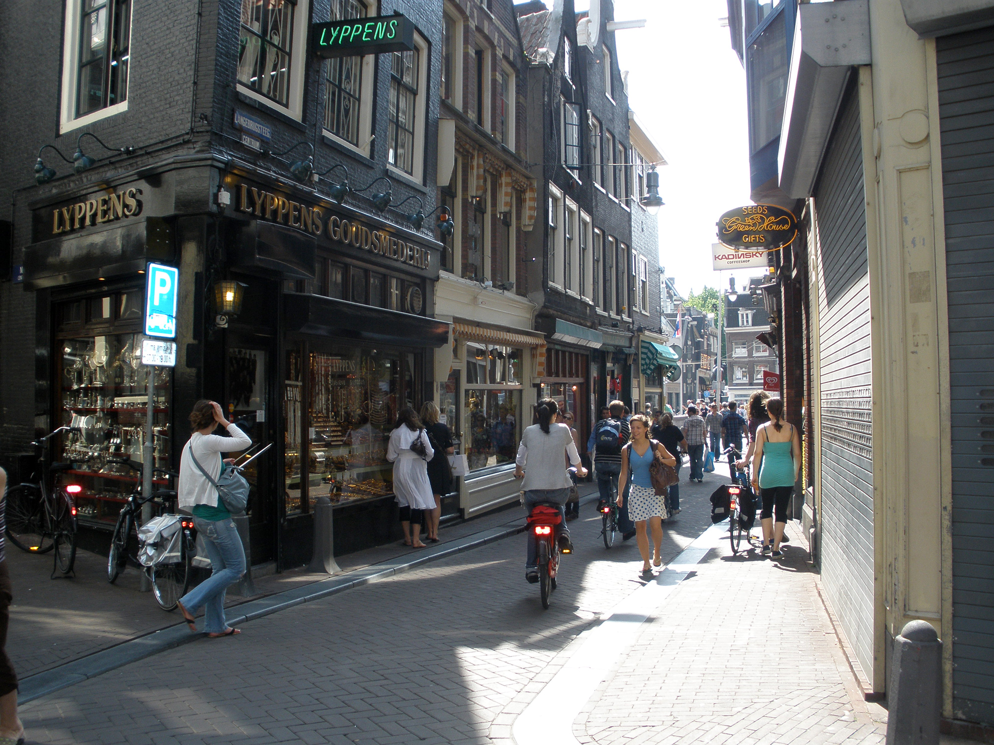 Langebrugsteeg in May 2008, with the Kadinsky coffeeshop sign visible on the right.