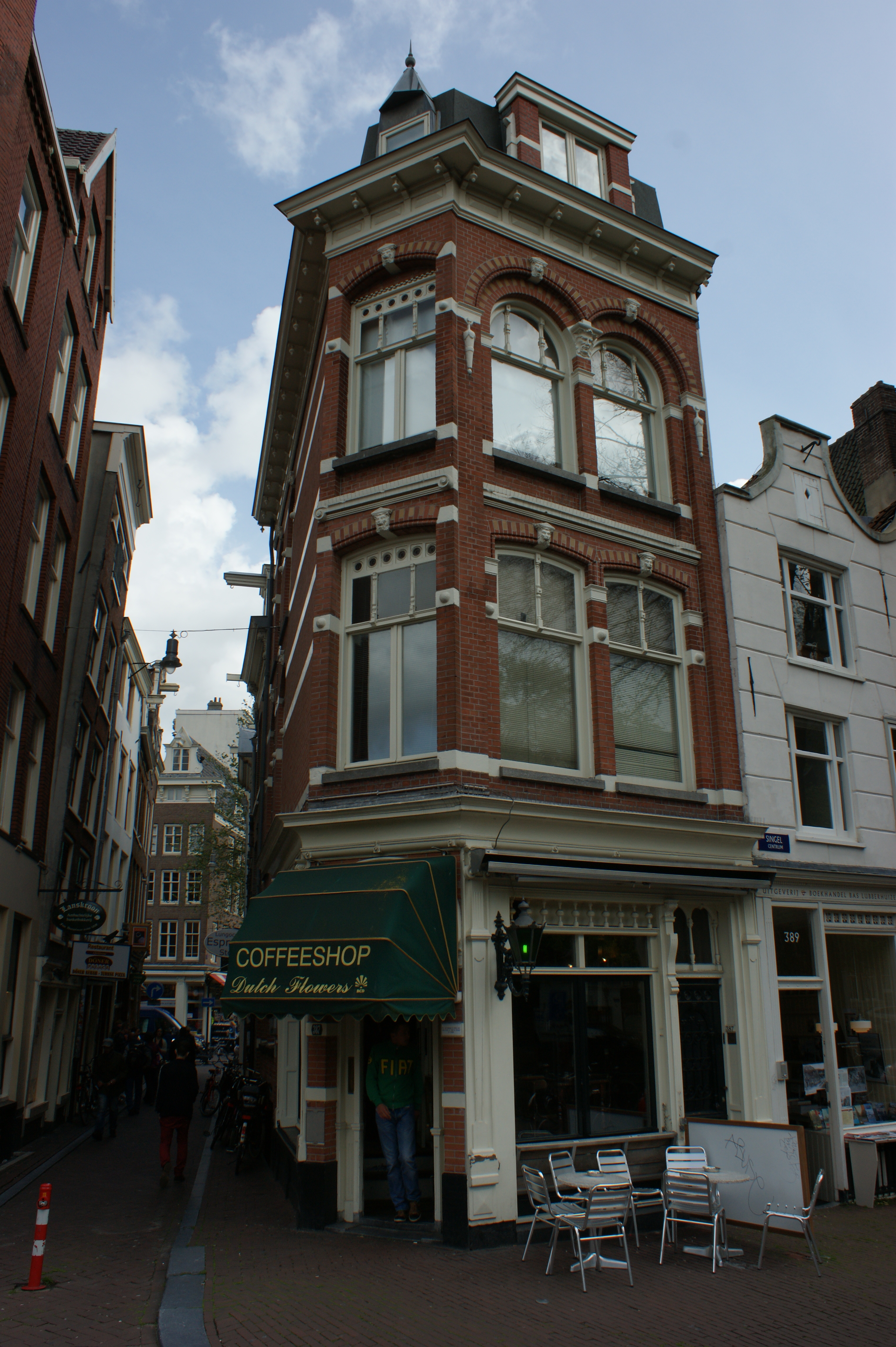 Singel 387 in 2011, when the premises were Dutch Flowers. The premises have since changed name; this does not show the current frontage.